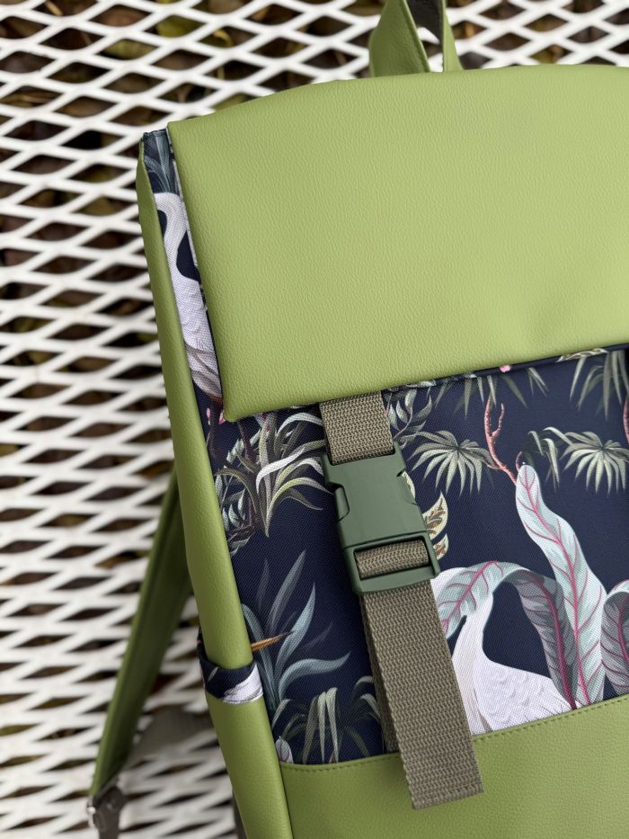 Kuprinė su plastikiniais užsegimais 