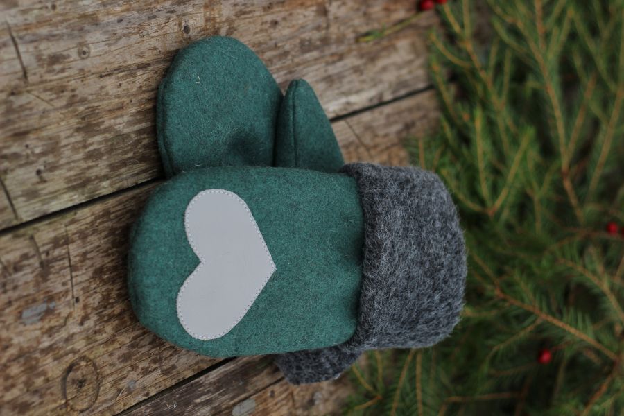 Pirštinės su širdelės aplikacija