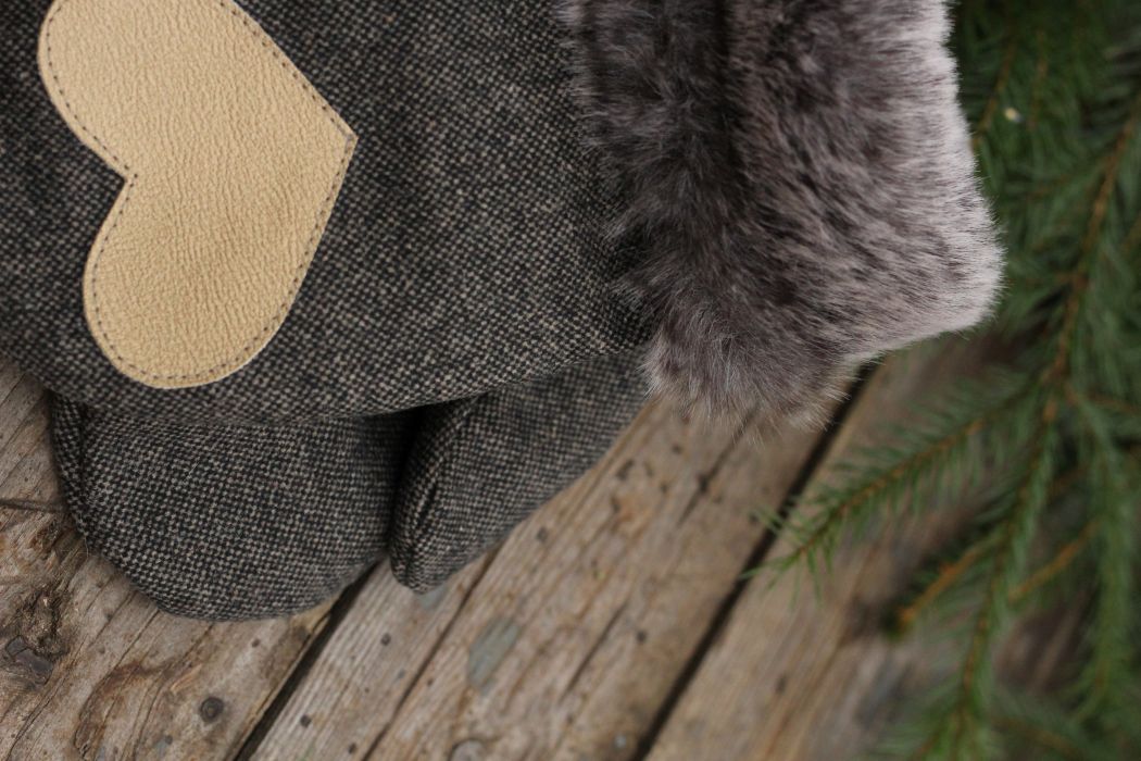 Pirštinės su širdelės aplikacija