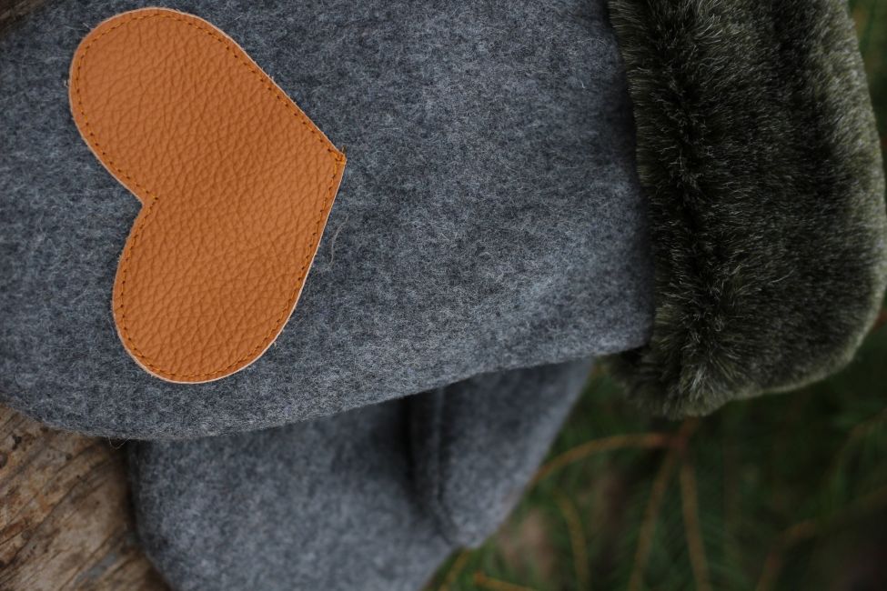 Pirštinės su širdelės aplikacija