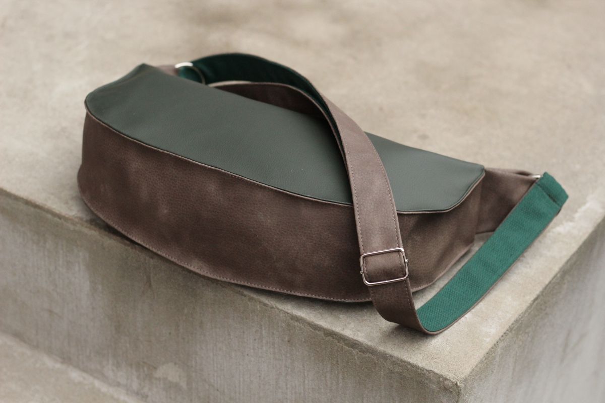 Pusmėnulio formos rankinė