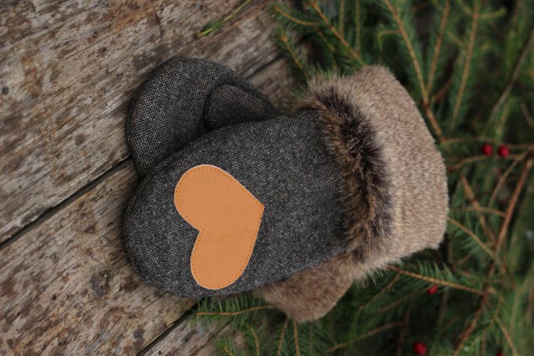 Pirštinės su širdelės aplikacija