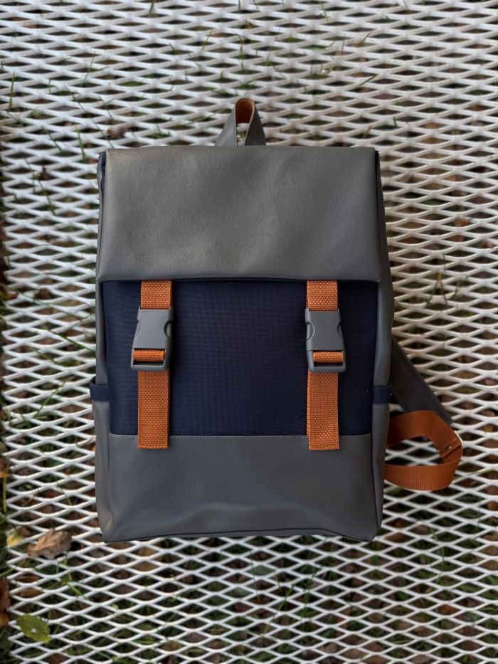 Kuprinė su plastikiniais užsegimais 