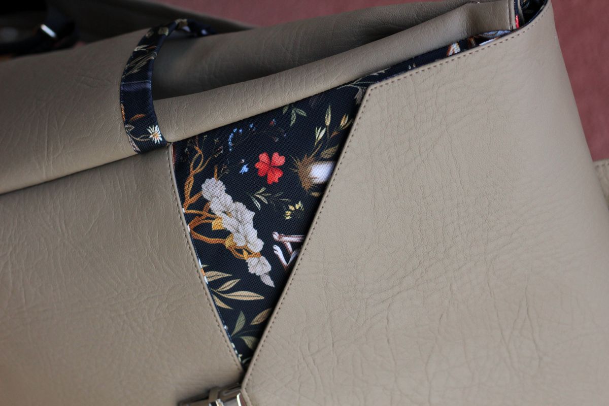 Kuprinė su spynelės užsegimu