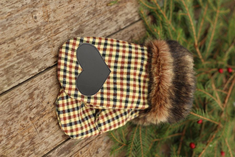 Pirštinės su širdelės aplikacija