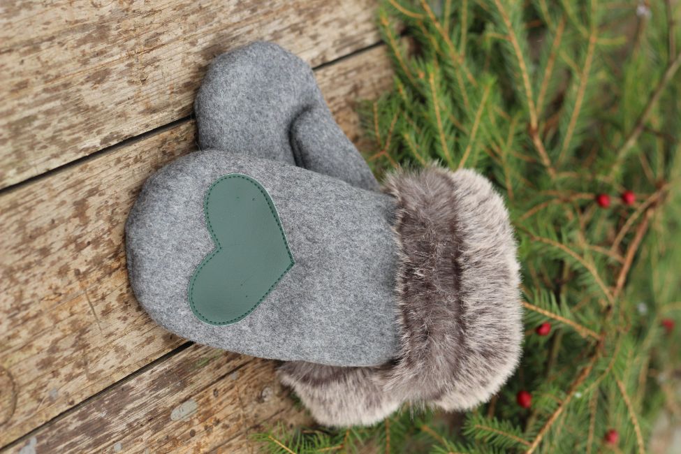 Pirštinės su širdelės aplikacija