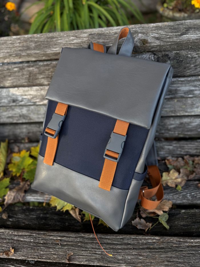 Kuprinė su plastikiniais užsegimais 