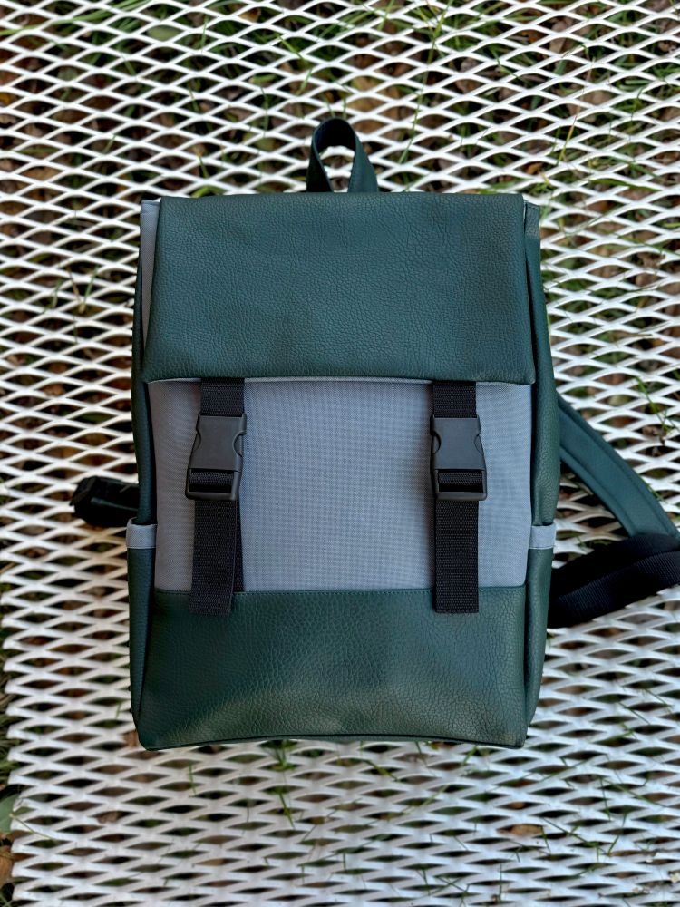 Kuprinė su plastikiniais užsegimais 