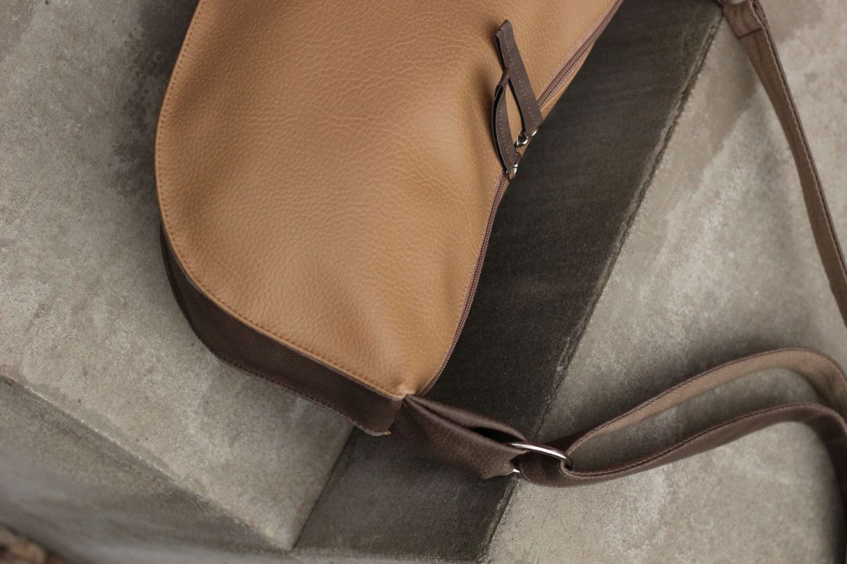 Pusmėnulio formos rankinė