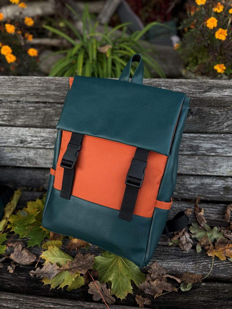 Kuprinė su plastikiniais užsegimais 