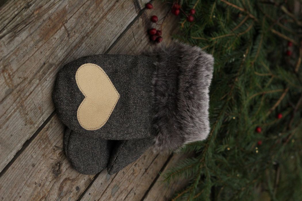 Pirštinės su širdelės aplikacija