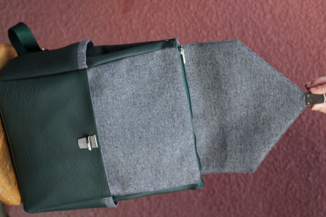 Kuprinė su spynelės užsegimu