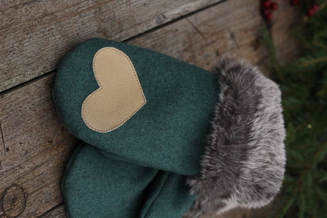 Pirštinės su širdelės aplikacija