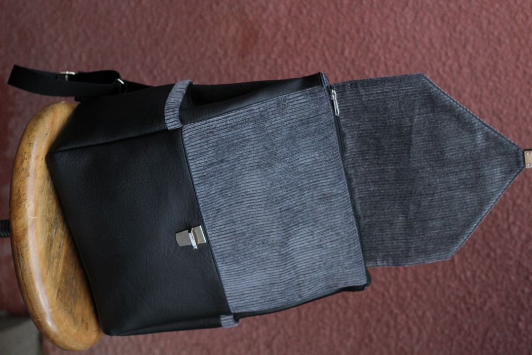 Kuprinė su spynelės užsegimu