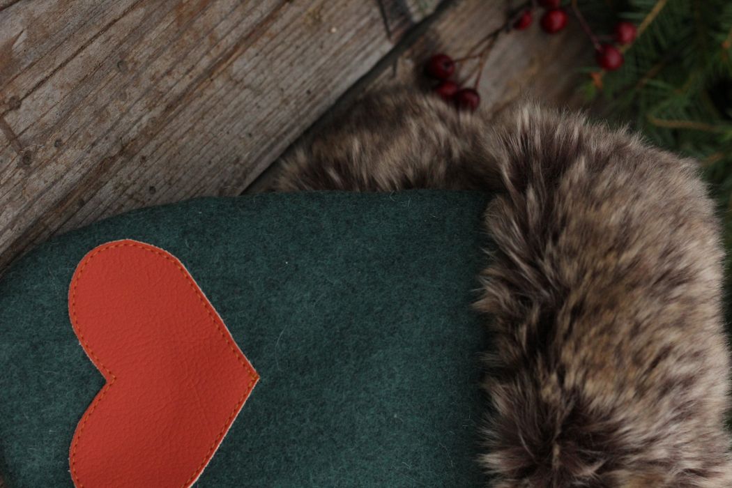 Pirštinės su širdelės aplikacija