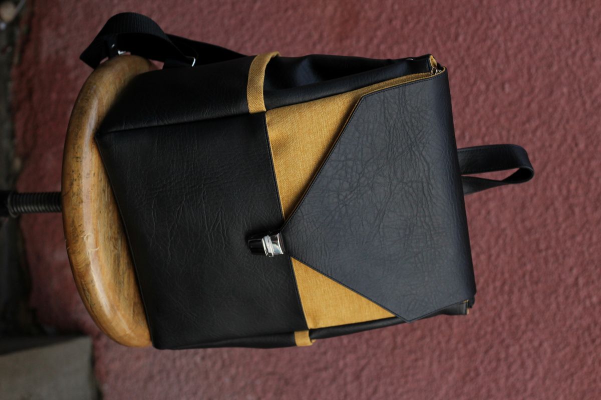 Kuprinė su spynelės užsegimu