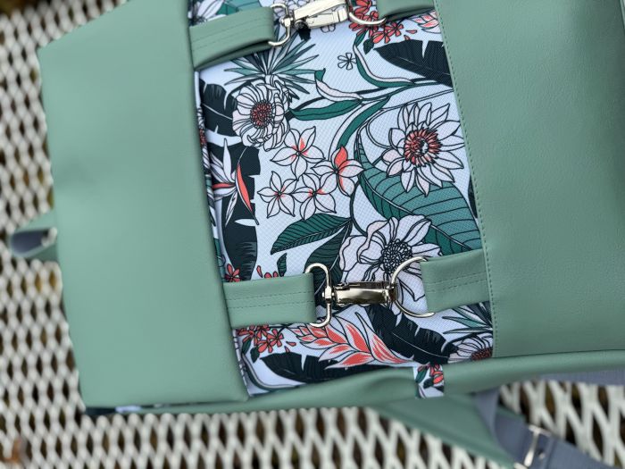 Kuprinė su karabinais