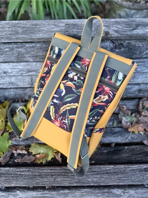 Kuprinė su plastikiniais užsegimais 