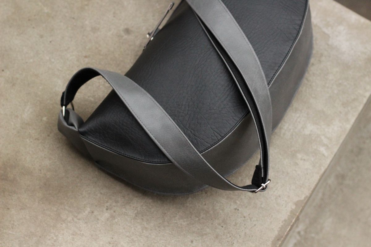 Pusmėnulio formos rankinė