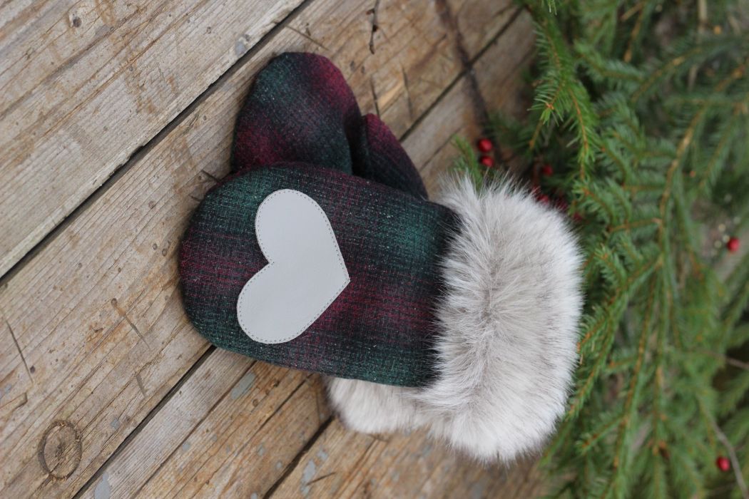 Pirštinės su širdelės aplikacija