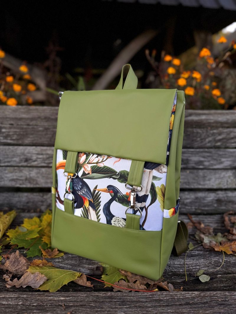 Kuprinė su karabinais