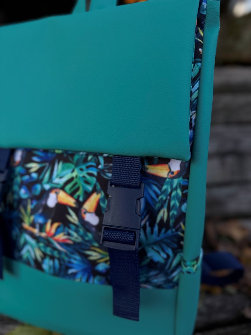 Kuprinė su plastikiniais užsegimais 