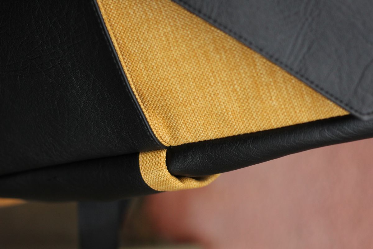 Kuprinė su spynelės užsegimu