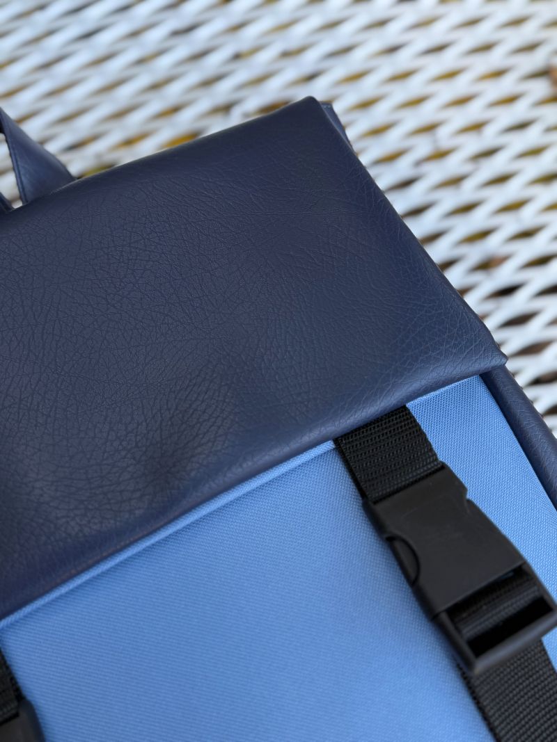 Kuprinė su plastikiniais užsegimais 