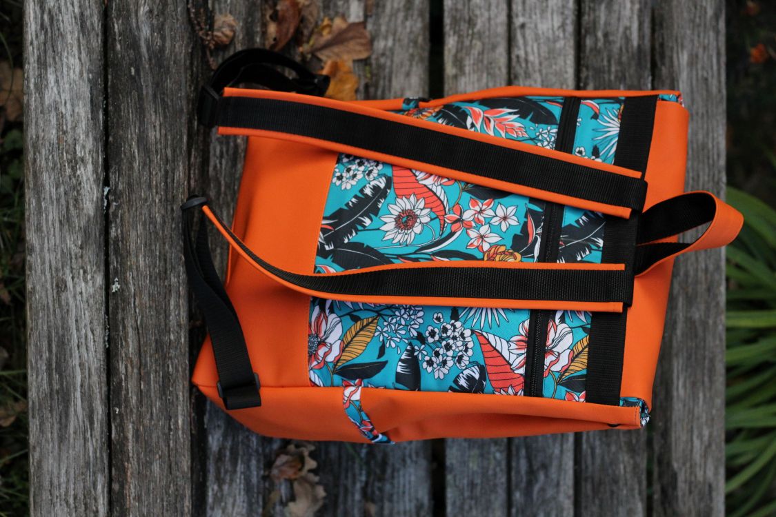 Kuprinė su plastikiniais užsegimais 