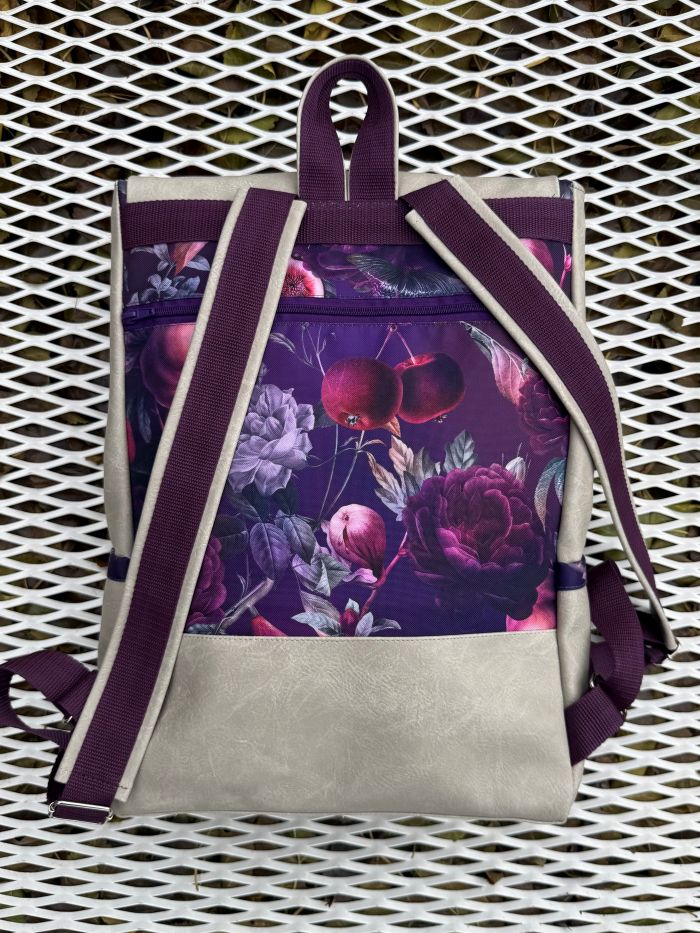 Kuprinė su karabinais