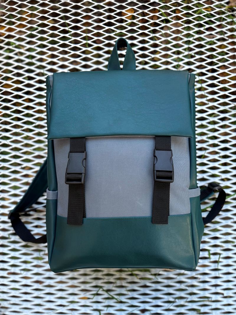 Kuprinė su plastikiniais užsegimais 