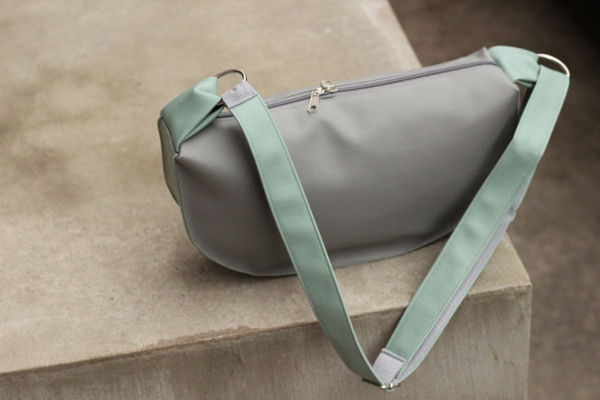 Pusmėnulio formos rankinė