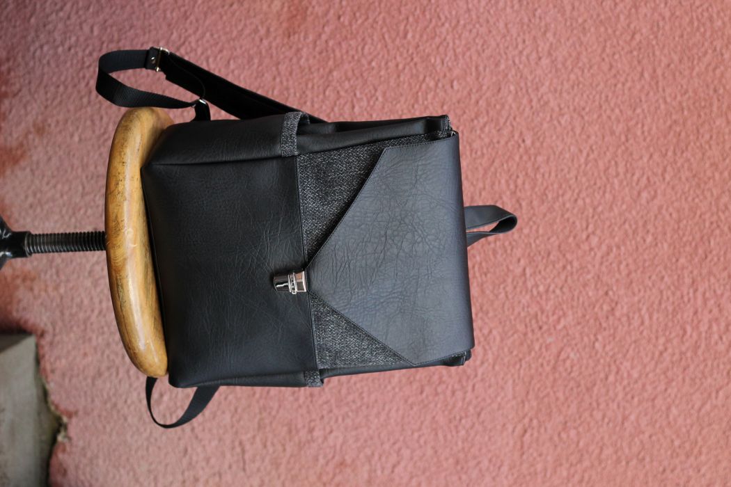 Kuprinė su spynelės užsegimu