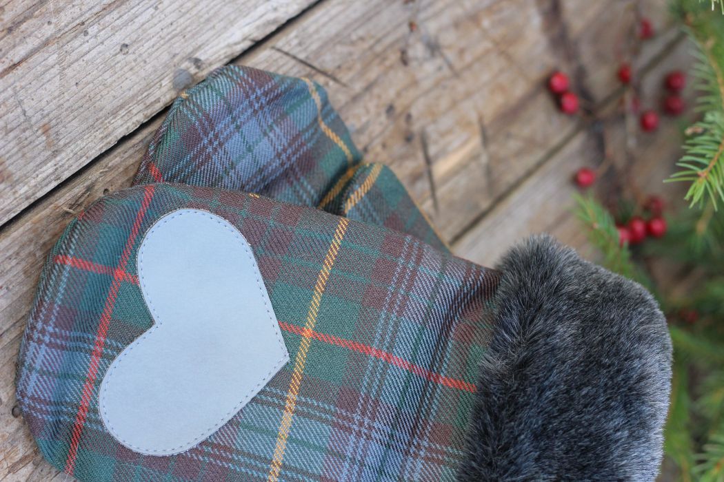 Pirštinės su širdelės aplikacija