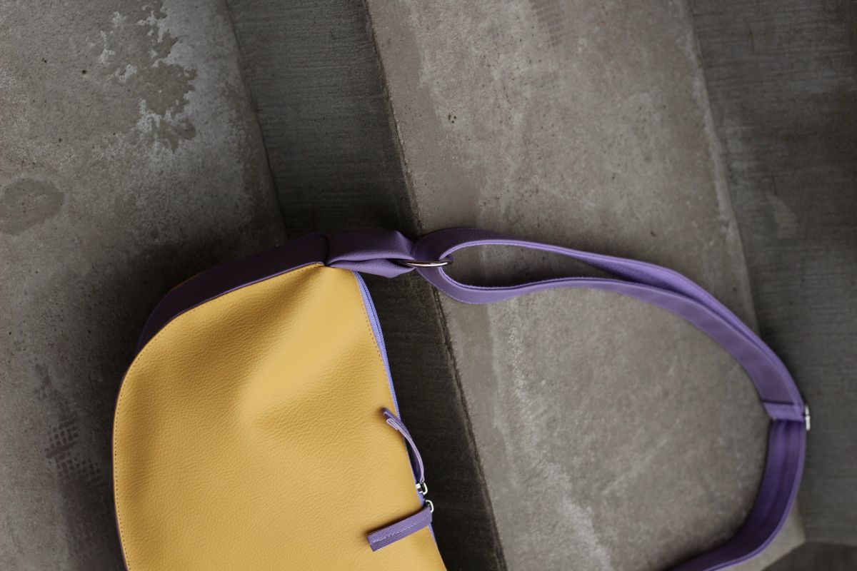 Pusmėnulio formos rankinė