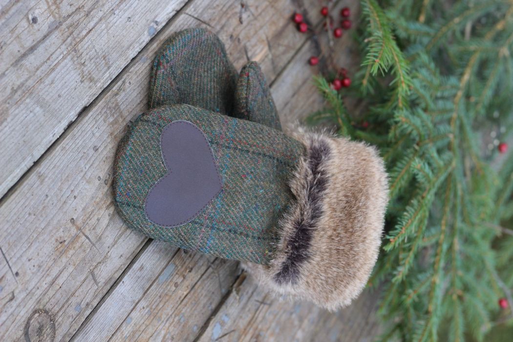 Pirštinės su širdelės aplikacija