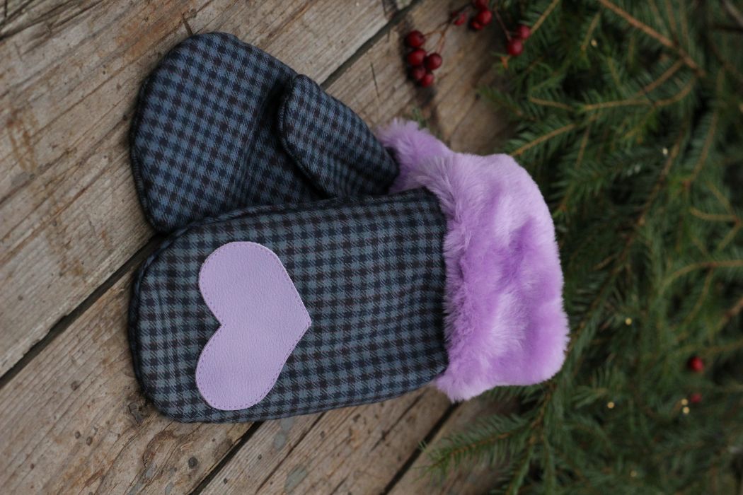 Pirštinės su širdelės aplikacija