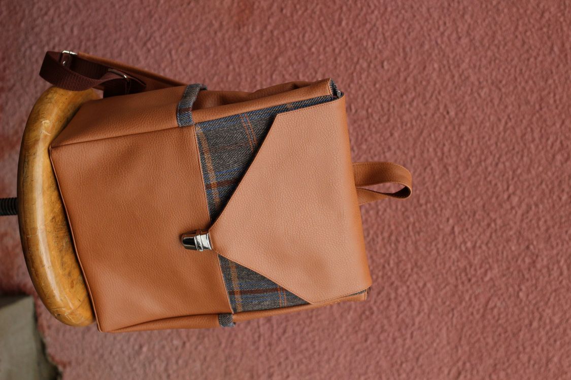 Kuprinė su spynelės užsegimu