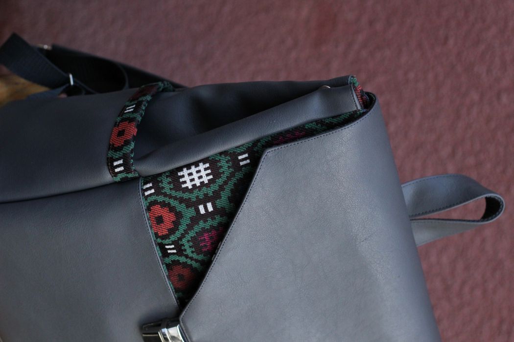 Kuprinė su spynelės užsegimu