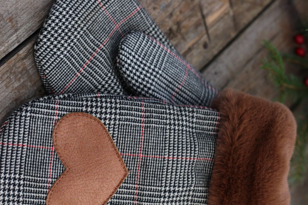 Pirštinės su širdelės aplikacija