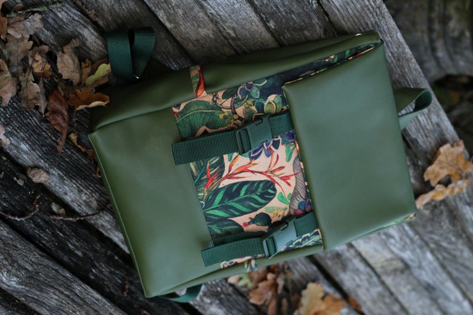 Kuprinė su plastikiniais užsegimais