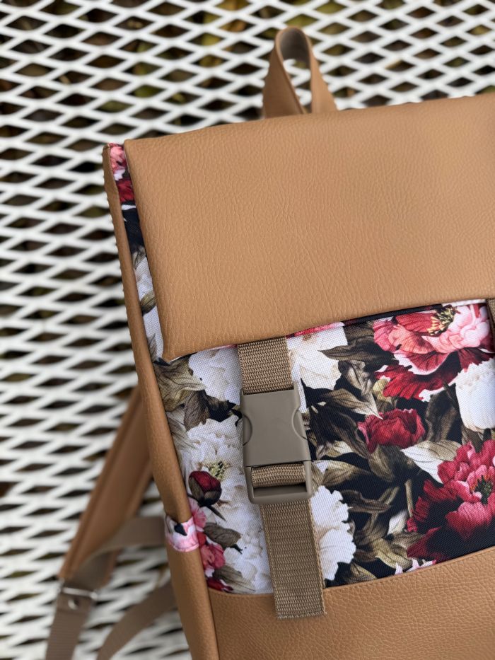 Kuprinė su plastikiniais užsegimais 