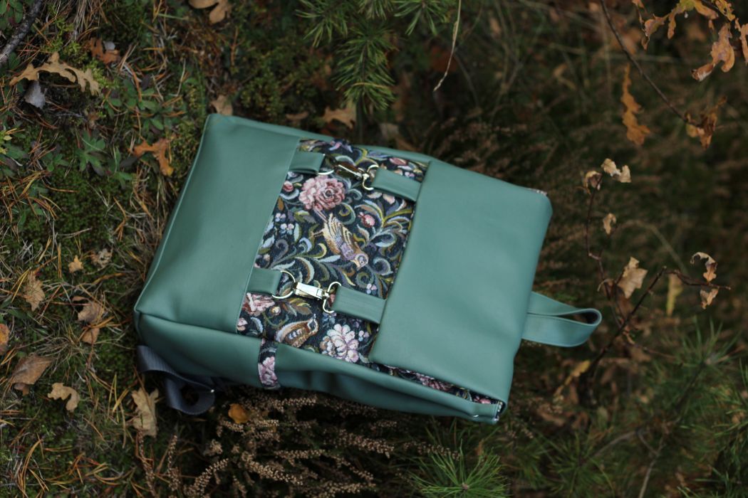 Kuprinė su karabinais