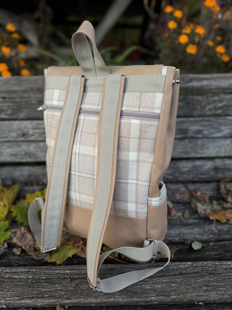 Kuprinė su karabinais