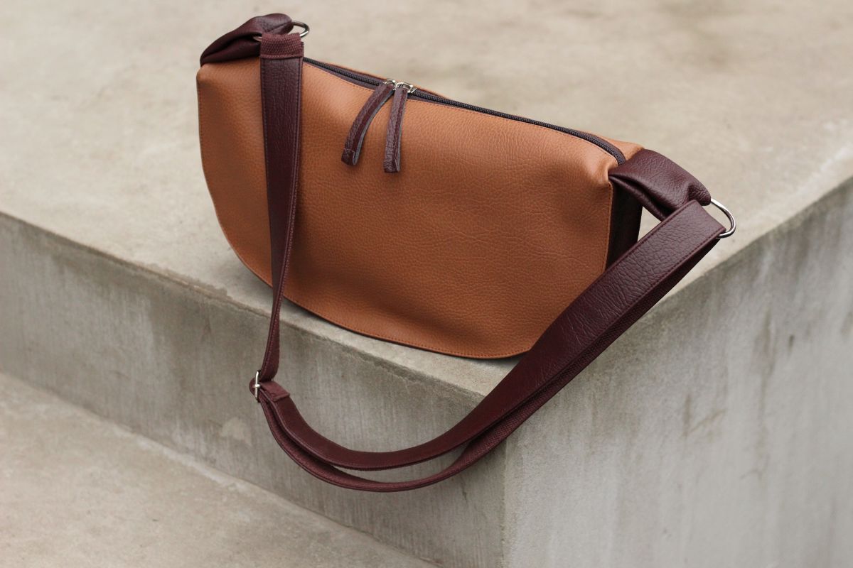 Pusmėnulio formos rankinė