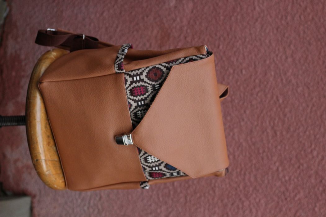 Kuprinė su spynelės užsegimu