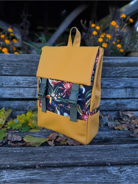 Kuprinė su plastikiniais užsegimais 