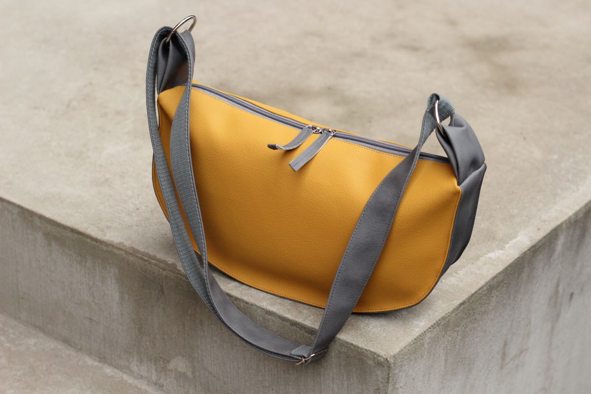 Pusmėnulio formos rankinė