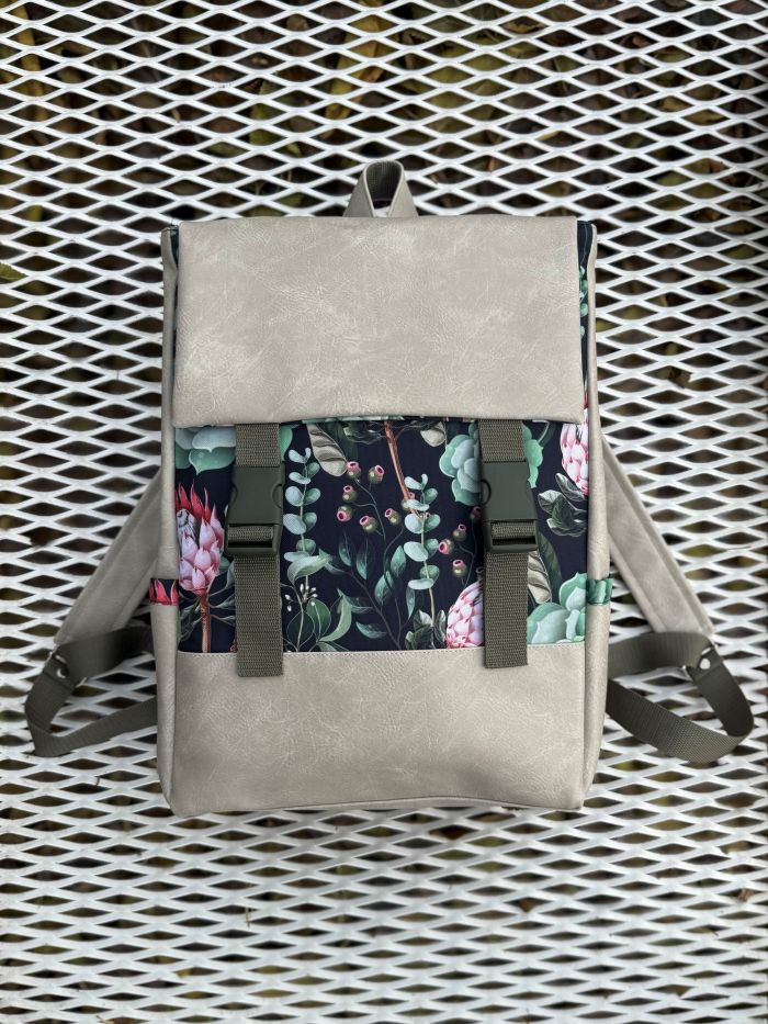 Kuprinė su plastikiniais užsegimais 