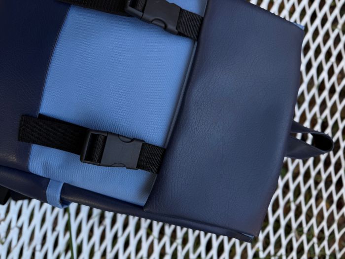 Kuprinė su plastikiniais užsegimais 